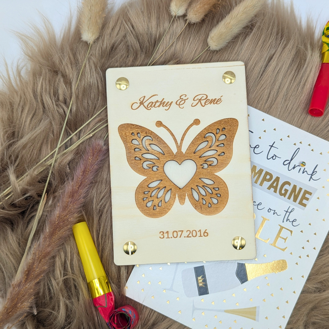 Personalisierte Holzkarte mit Schmetterling mit Herz – Gravur von Namen & Datum – Geschenk zur Hochzeit, Jahrestag, Valentinstag