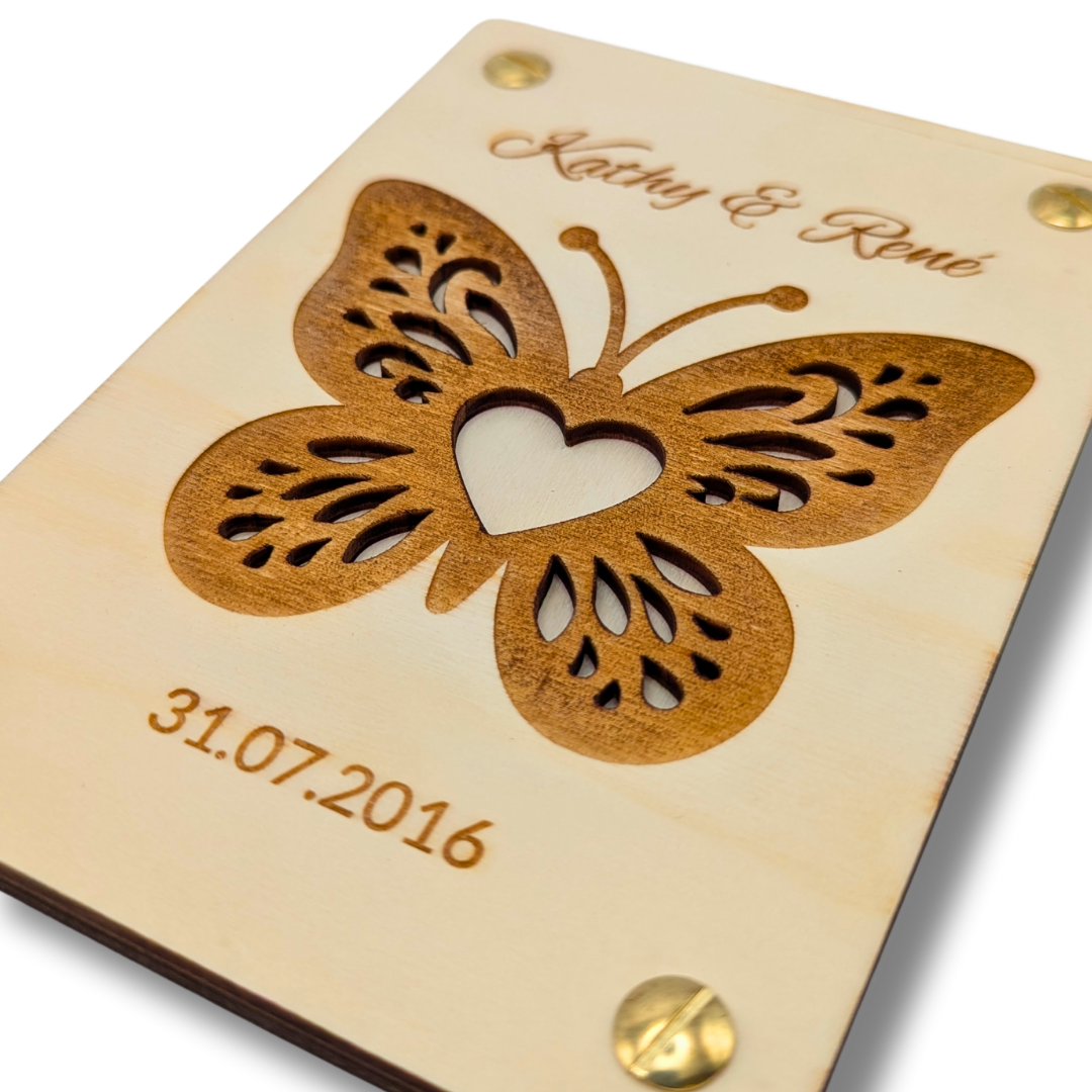 Personalisierte Holzkarte mit Schmetterling mit Herz – Gravur von Namen & Datum – Geschenk zur Hochzeit, Jahrestag, Valentinstag