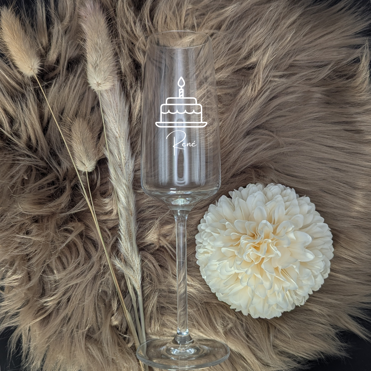 Personalisiertes Sektglas mit Geburtstagskuchen & Wunschname – das elegante Glas zum Feiern