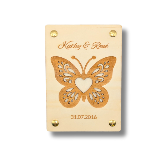Personalisierte Holzkarte mit Schmetterling mit Herz – Gravur von Namen & Datum – Geschenk zur Hochzeit, Jahrestag, Valentinstag