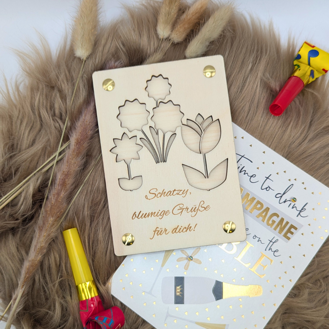 Personalisierte Holzkarte mit Blumenmotiv – Liebevolle Geldgeschenk-Karte „Schatzy, blumige Grüße“ – für Freundin, Frau, Mutter